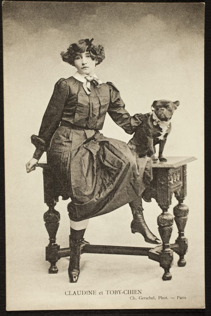 Colette avec son chien Toby (vers 1902/1903). © AKG